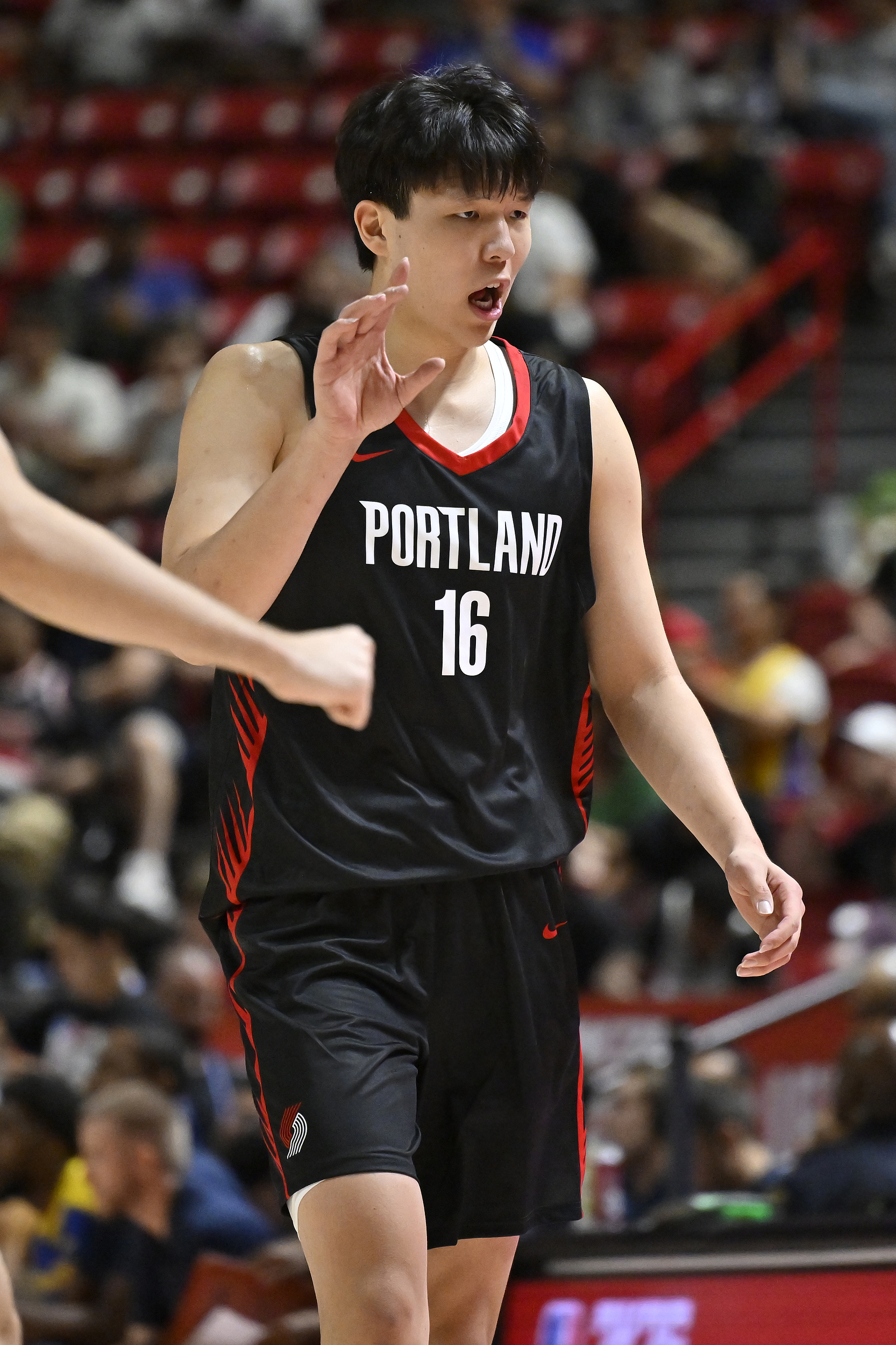 万博体育-宋翔：杨瀚森传球出色、防守积极且封盖能力不错，有些“宝藏男孩”的感觉